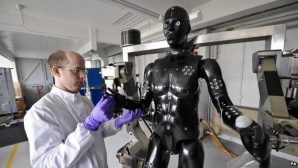 Защитные костюмы британских солдат будут испытывать на новом роботе-манекене