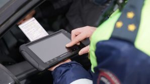 Российские полицейские будут искать угнанные машины с помощью планшета