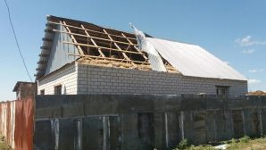 Ураган снес крыши с домов в пригороде Павлодара