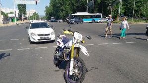 Пара на мотоцикле пострадала в ДТП в Алматы