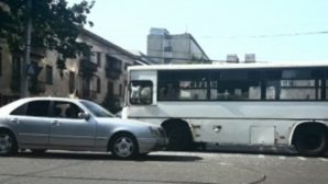 В Алматы из-за сорванных проводов пострадал кондуктор автобуса