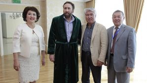 В Казахстане после мемов с Кейджем решили дарить чапаны всем гостям