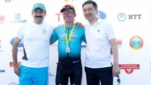Премьер-министр Б. Сагинтаев наградил участников Открытого чемпионата Казахстана по триатлону