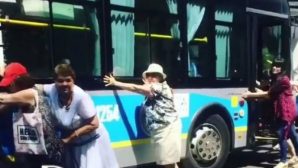 Толкающие троллейбус "9 бабуль" позабавили пользователей Сети