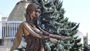 В Алматы поставили памятник жертвам домашнего насилия