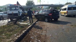 Внедорожник протаранил ограждение и повредил четыре авто в Алматы