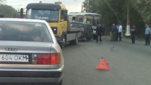 В Уральске столкнулись автобус и джип, шесть человек пострадали