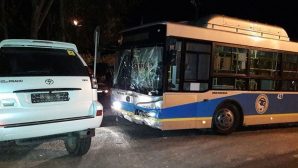 Внедорожник и автобус столкнулись в Алматы
