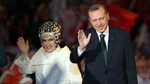 Жена и сын президента Турции Эрдогана прогулялись по "Меге" в Астане