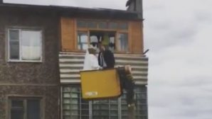 Видеофакт: в Жезказгане жених выкрал невесту с балкона