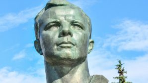 В Астане установили бюст Юрия Гагарина