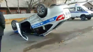 Видеофакт: полицейская машина перевернулась в результате ДТП в Павлодаре