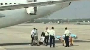 В Китае стюардесса выпала из самолета, закрывая дверь