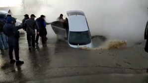 Видеофакт: в Петропавловске два автомобиля провалились под асфальт