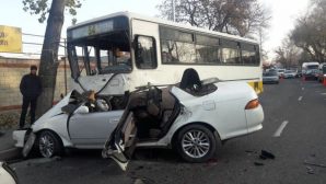 В Алматы автобус врезался в иномарку, водитель скончался
