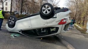 В Алматы автомобиль перевернулся на крышу, пострадал ребенок