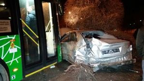 В Алматы столкнулись автобус и иномарка, двое человек пострадали