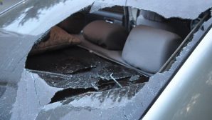 В Астане полуголый дебошир повредил несколько автомобилей