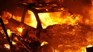 Видеофакт: в Казахстане на трассе загорелся автомобиль, водитель получил ожоги