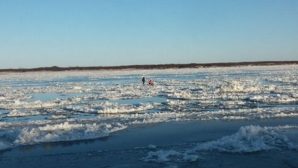 На озере Балхаш рыбаков унесло на льдине