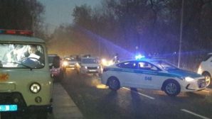 В Алматы автобус насмерть сбил мужчину, сидящего на дороге