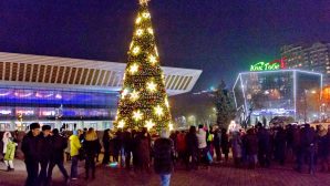 В Алматы зажглись новогодние елки