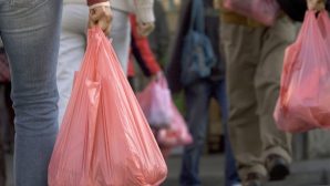 С 1 января в Узбекистане пластиковые пакеты нельзя включать в цену товара