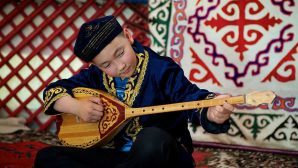 У казахстанцев новый праздник - Национальный день домбры