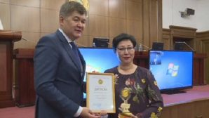 Министр здравоохранения наградил лучших врачей страны