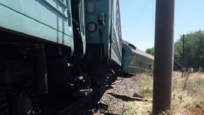 Семье погибшего и пострадавшим при крушении поезда Алматы-Астана выплатят компенсацию