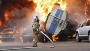 В Павлодаре горела машина с бензином