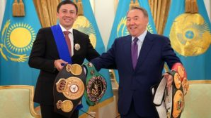 Назарбаев вручил орден боксеру Головкину. Головкин в ответ подарил президенту свои пояса