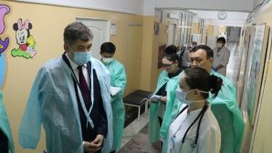 Биртанов поблагодарил медперсонал детской инфекционной больницы Алматы