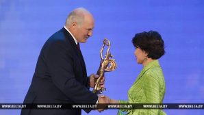 Президент Беларуси вручил Розе Рымбаевой награду