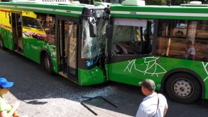 В Алматы автобусы столкнулись "лоб в лоб". Видео столкновения