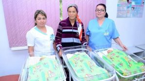 Туркестанская область: Улжалгас Бактыбаева родила тройню и стала матерью 8 детей