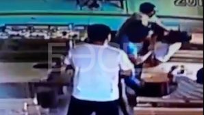 Полицейские избили хозяина кафе, чтобы не платить за заказ. Видео