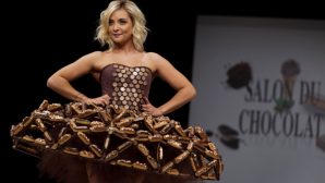 Париж: шоколадные платья – на ярмарке шоколада. Видео нарядов