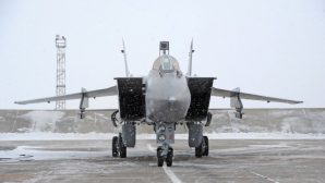 Казахстанские военные летчики выполняют полеты в сложных погодных условиях