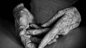 Япония: пенсионер больше года жил с трупом жены