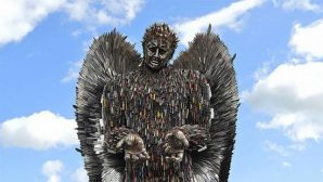 В Ливерпуле появился гигантский ангел из 100 тысяч ножей