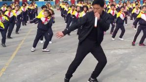 Китай: директор школы танцует на переменках