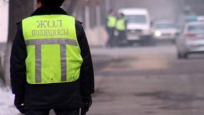 Атырау: полицейский отштрафовал  за курение в общественном месте. Некурящего
