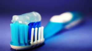 Чем зубная паста опасна, рассказали медики