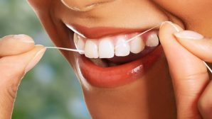 Медики объяснили, чем может быть опасна зубная нить