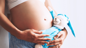 Ученые объяснили, почему дети пинаются в утробе матери