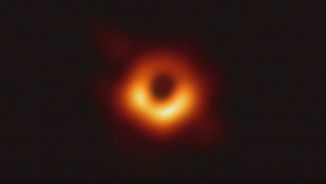 Опубликован первый снимок черной дыры