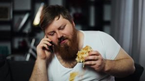 Ученые: Зависимость от смартфона приводит к ожирению