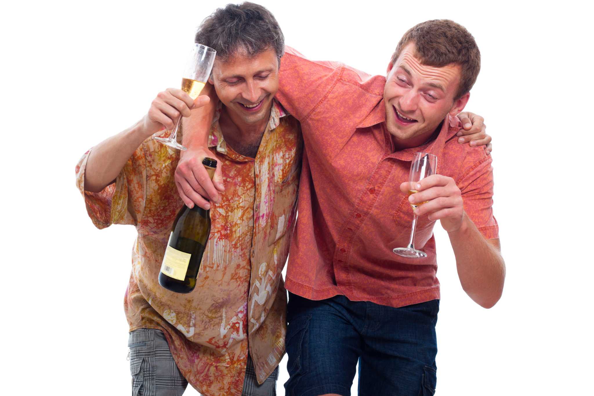 Двое пьяных парней. Пьющие люди. Двое пьяных мужчин.