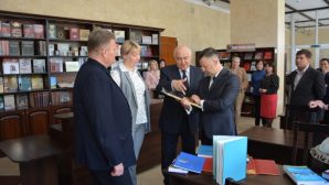 Консул РК в Бресте подарил книги городской библиотеке